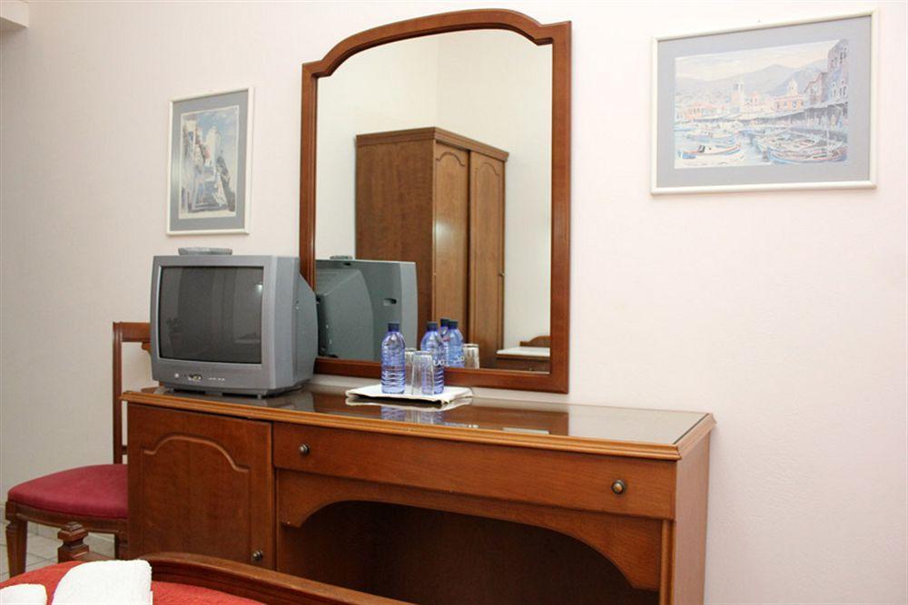 Achilleas Pension Hydra  Buitenkant foto